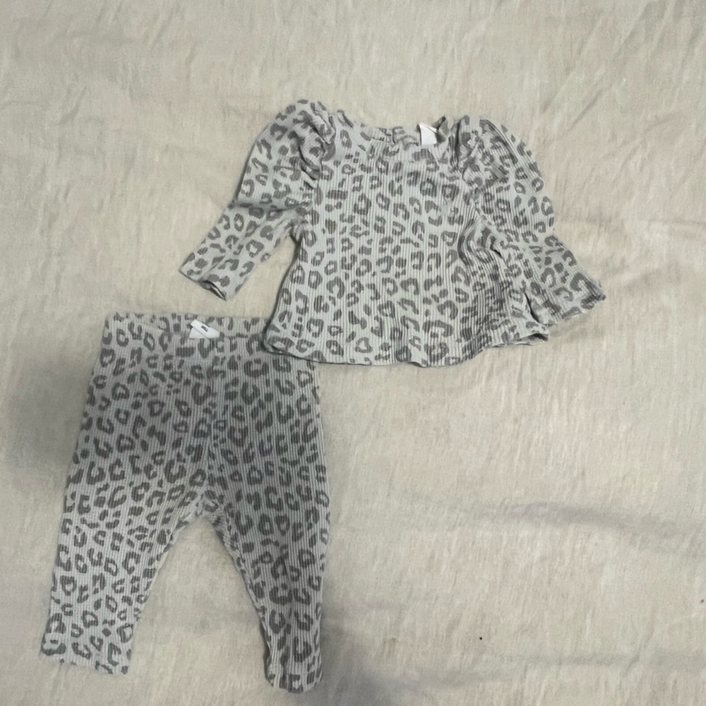Baby Gap leopard set. Size 0-3 months. Perfect condition. Puff sleeve 🤍